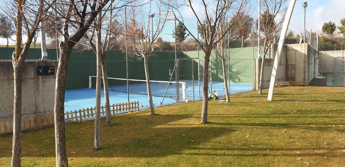 Chalet adosado entero, bbq y piscina comunitaria Sabiñánigo Exterior foto