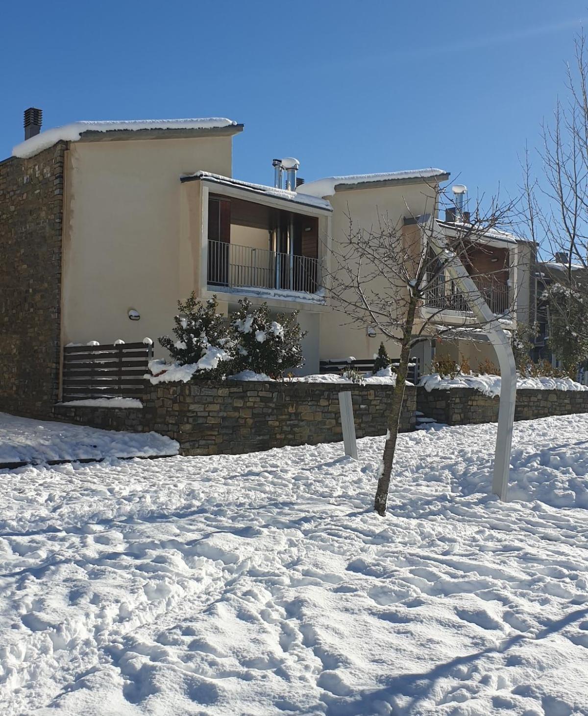Chalet adosado entero, bbq y piscina comunitaria Sabiñánigo Exterior foto