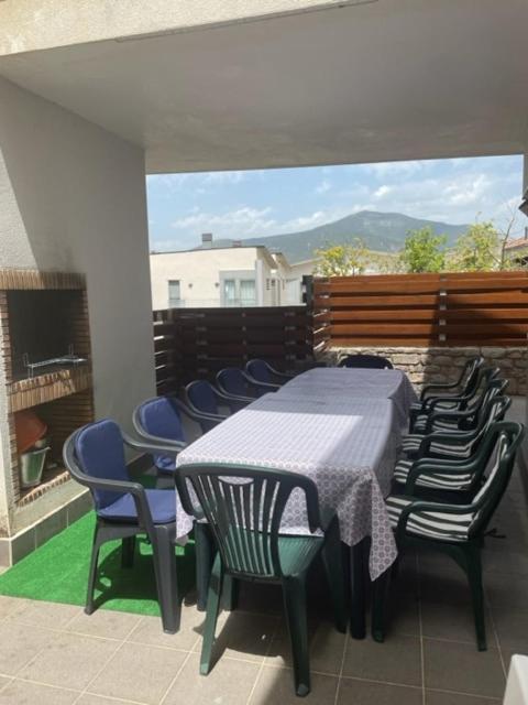 Chalet adosado entero, bbq y piscina comunitaria Sabiñánigo Exterior foto